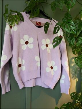 Lavender Daisy V-Neck Sweater